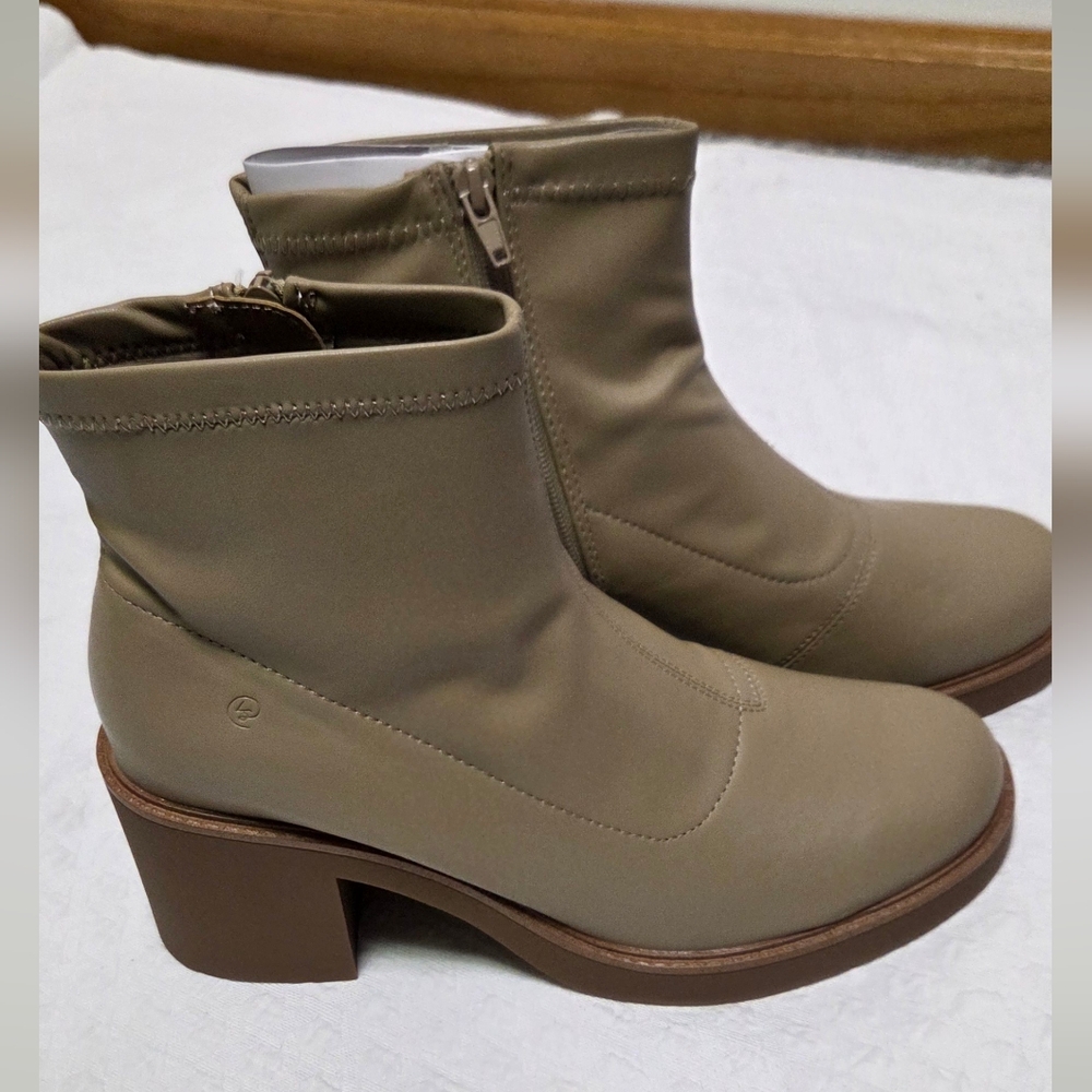 NIB Life Stride Taupe Heeled Boots